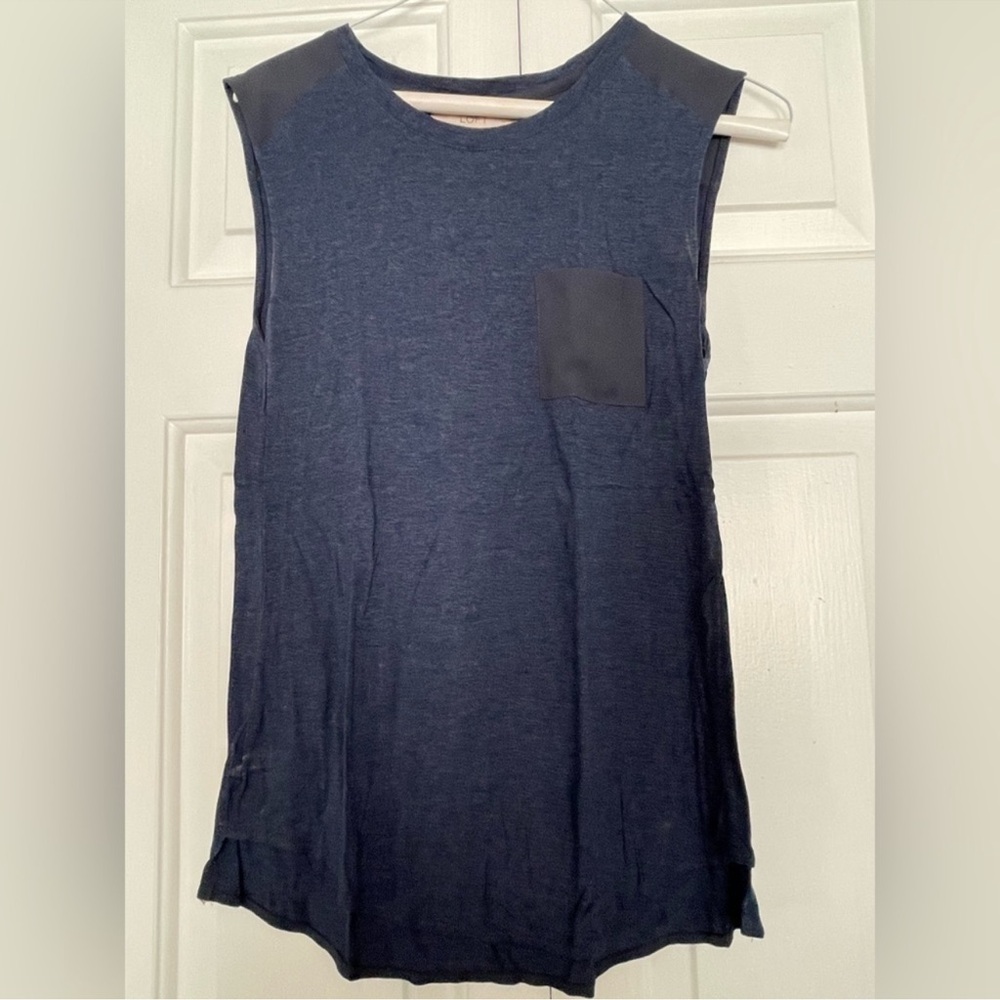 Like New - LOFT Navy Sleeveless Top with Black Accents Size M (Ptp 18”)